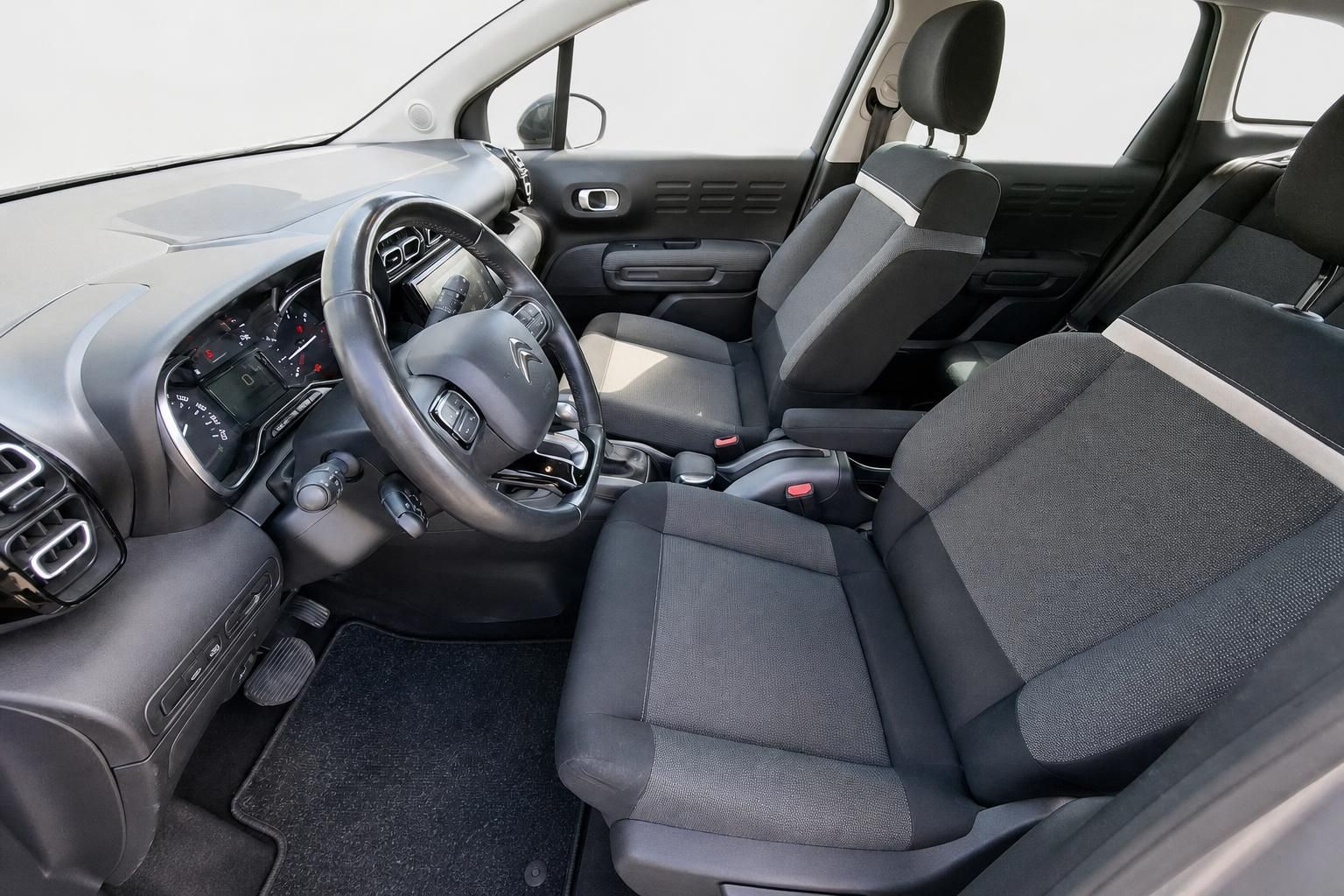 Citroën Innenraum mit Vordersitzen und Cockpit im Detail