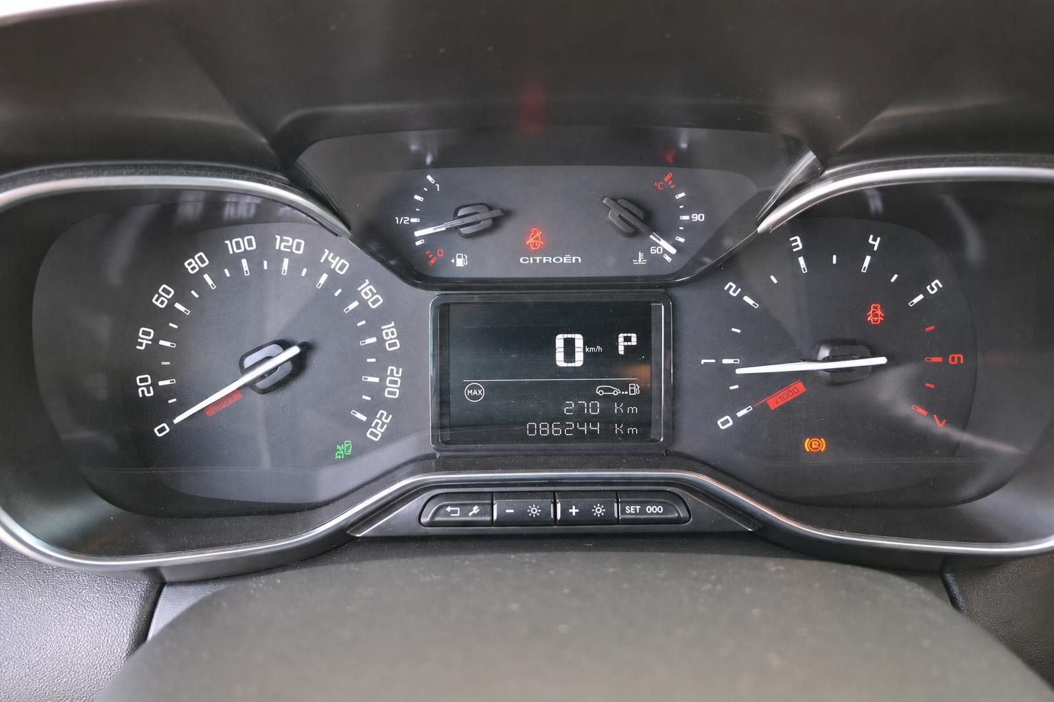 Citroën Tacho mit Kilometerstand und Anzeigen im Cockpit