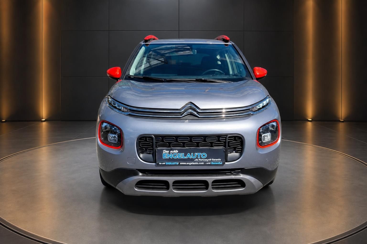 Citroën C3 Aircross grau, Frontansicht mit markanten LED-Scheinwerfern