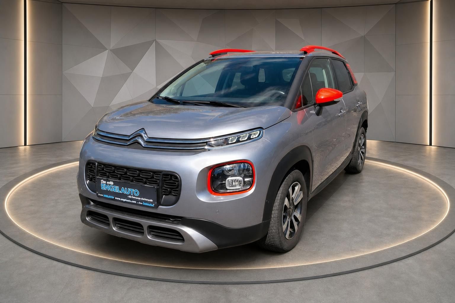 Citroën C3 Aircross grau, Frontansicht schräg im modernen Showroom
