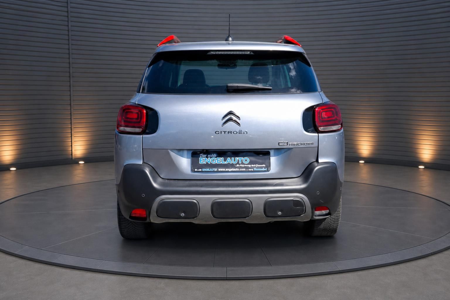 Citroën C3 Aircross in Silber, Heckansicht mit rotem Dachdesign