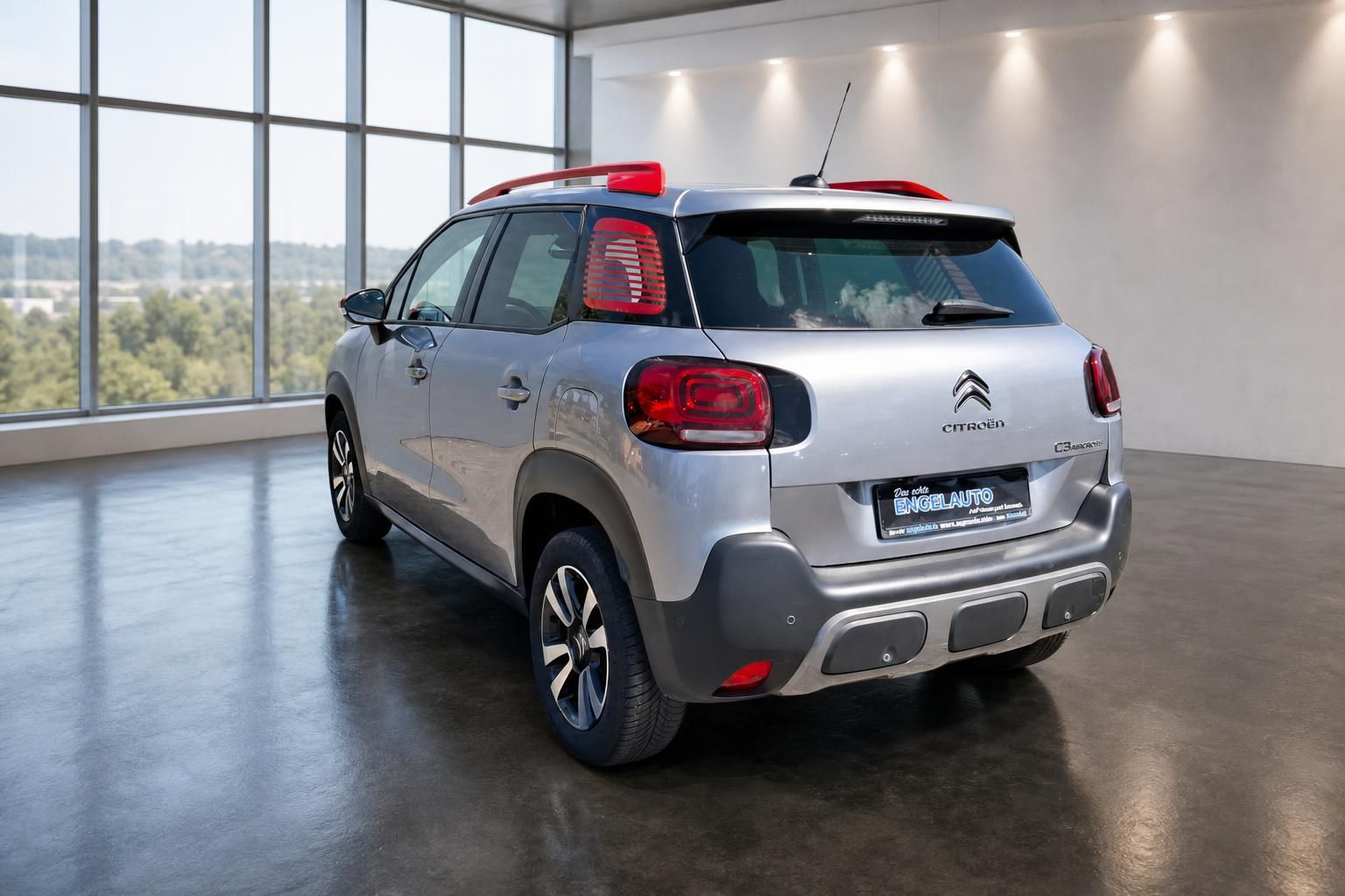 Citroën C3 Aircross in Silber, Heckansicht in modernem Showroom