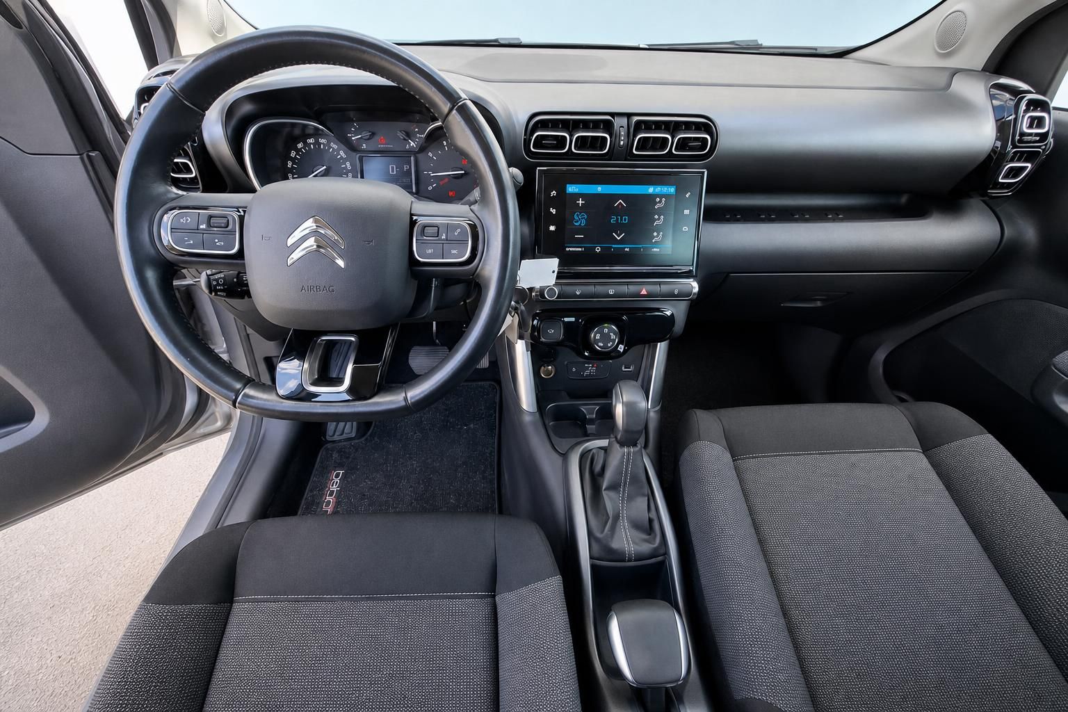 Citroën C3 Aircross Innenraum mit Lenkrad und Cockpit-Ansicht