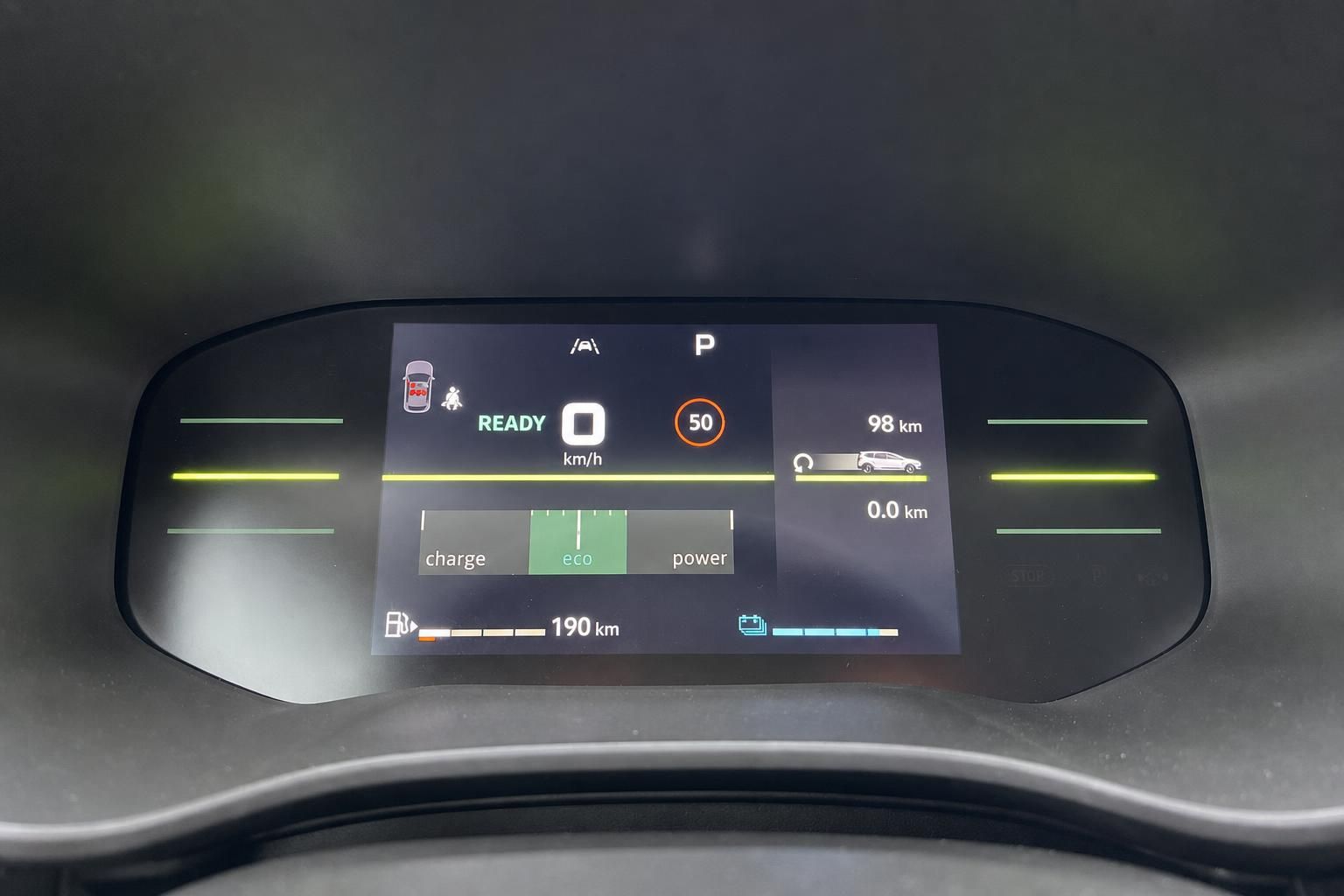 Digitales Cockpit-Display eines Elektrofahrzeugs mit Reichweitenanzeige und Fahrmodi