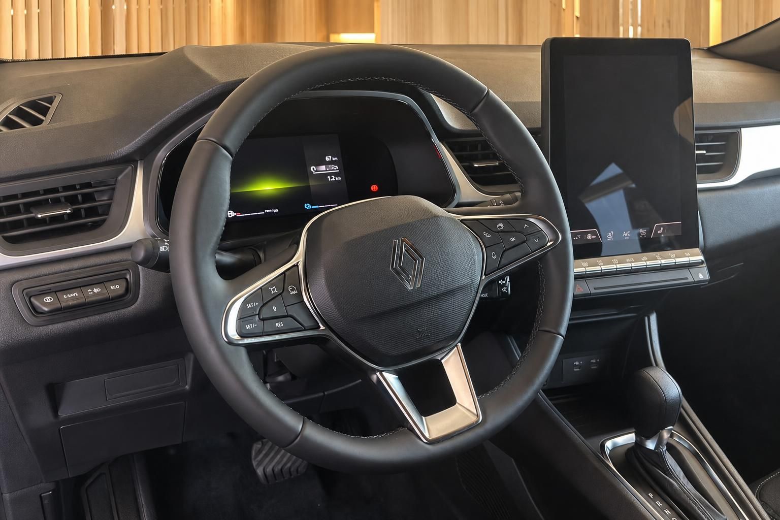Renault Cockpit mit Lenkrad, digitalem Kombiinstrument und vertikalem Infotainment-Touchscreen