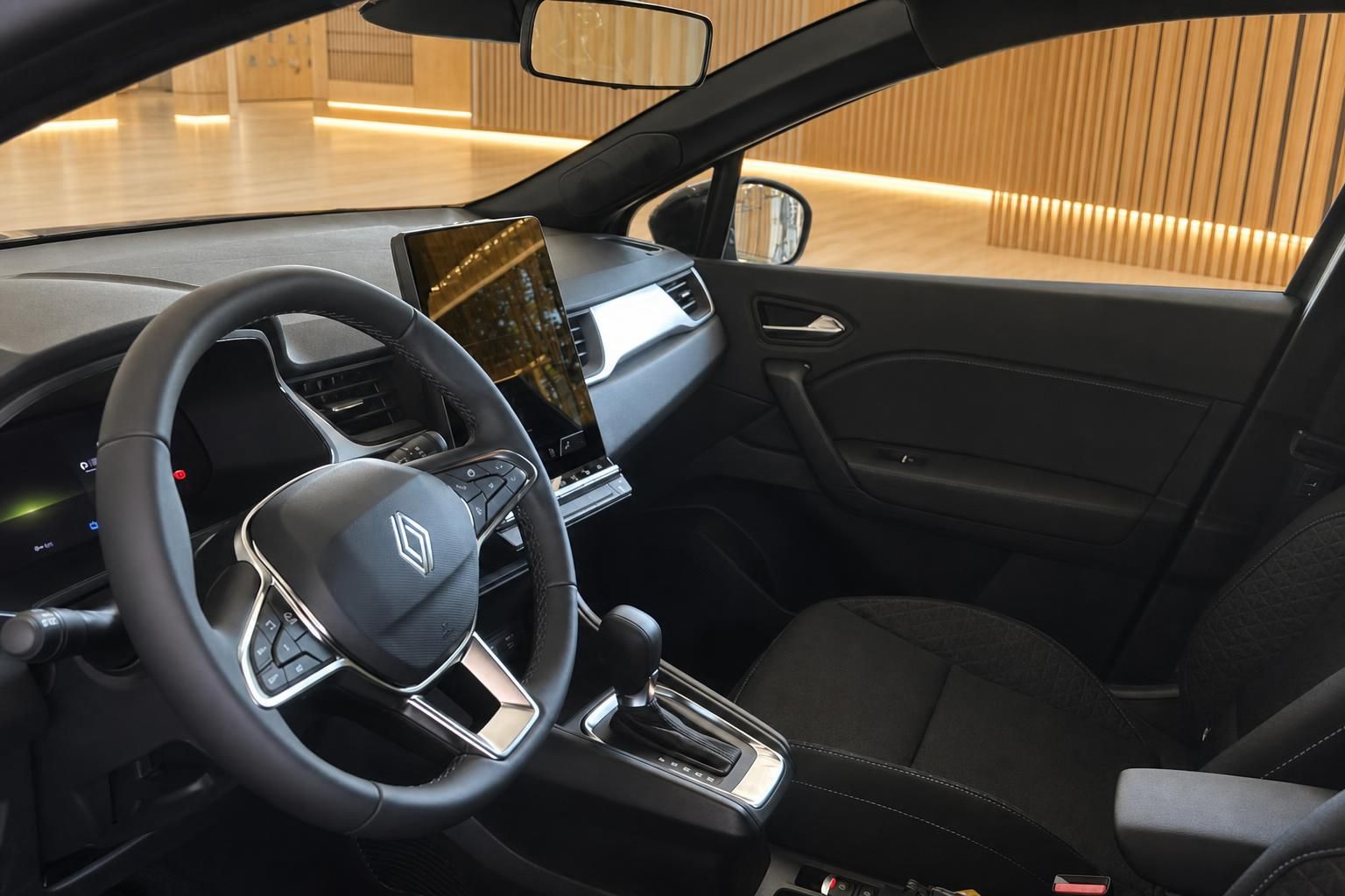 Renault Innenraum Fahrerseite mit Lenkrad, Mittelkonsole und großem Touchscreen