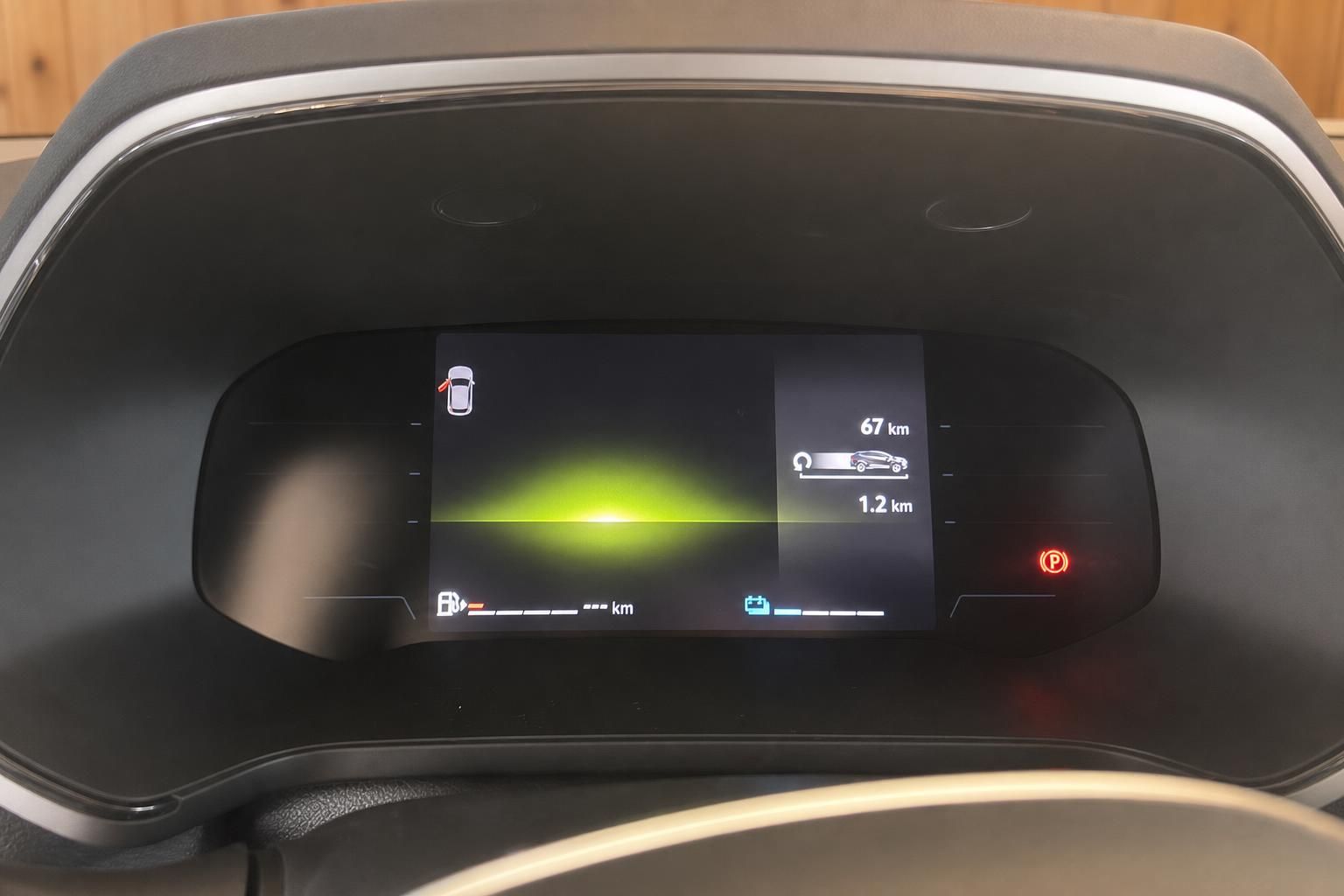 Digitales Kombiinstrument Renault mit Reichweitenanzeige 67 km und Energieanzeige