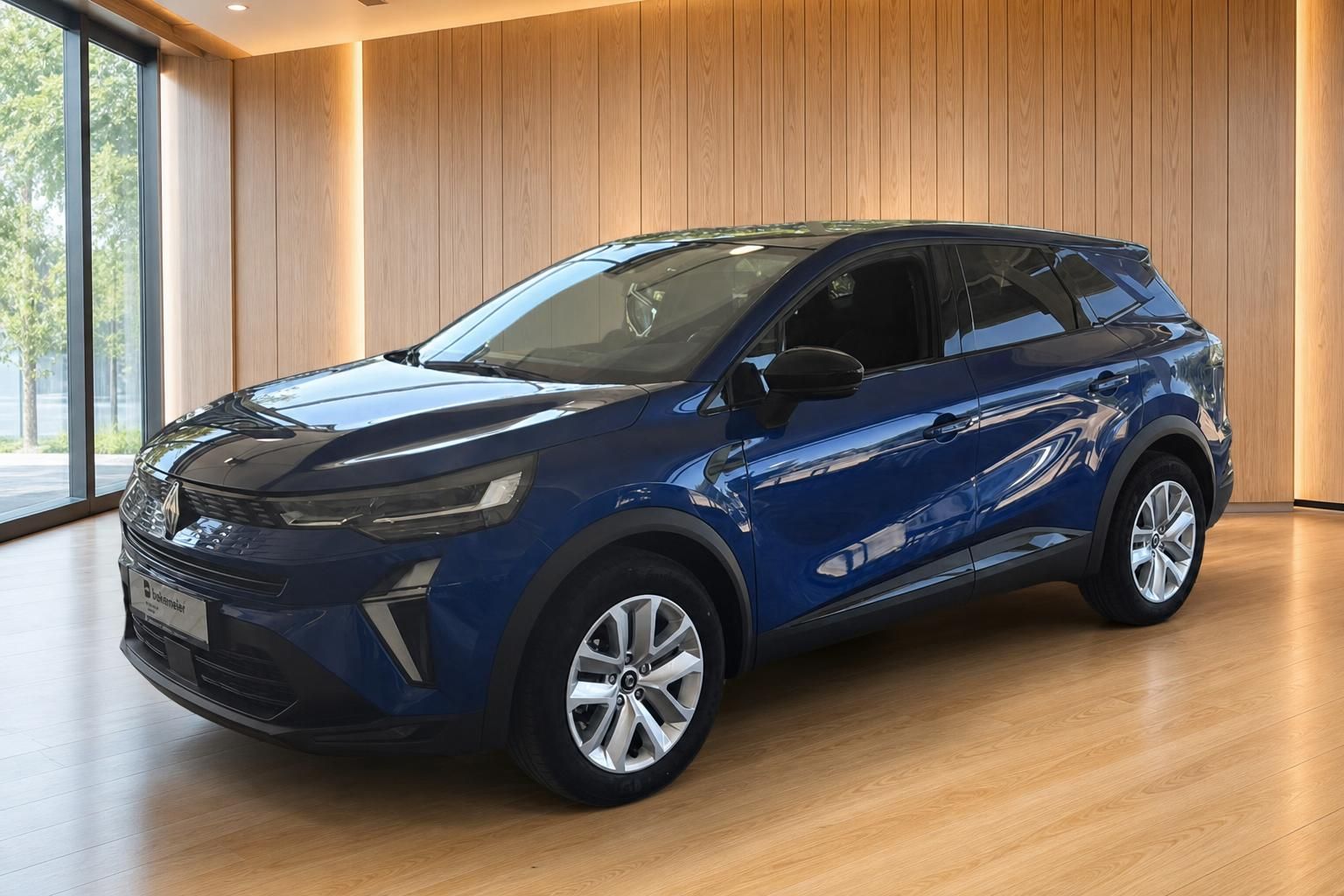 Renault Symbioz blau Frontansicht schräg links im Autohaus Showroom