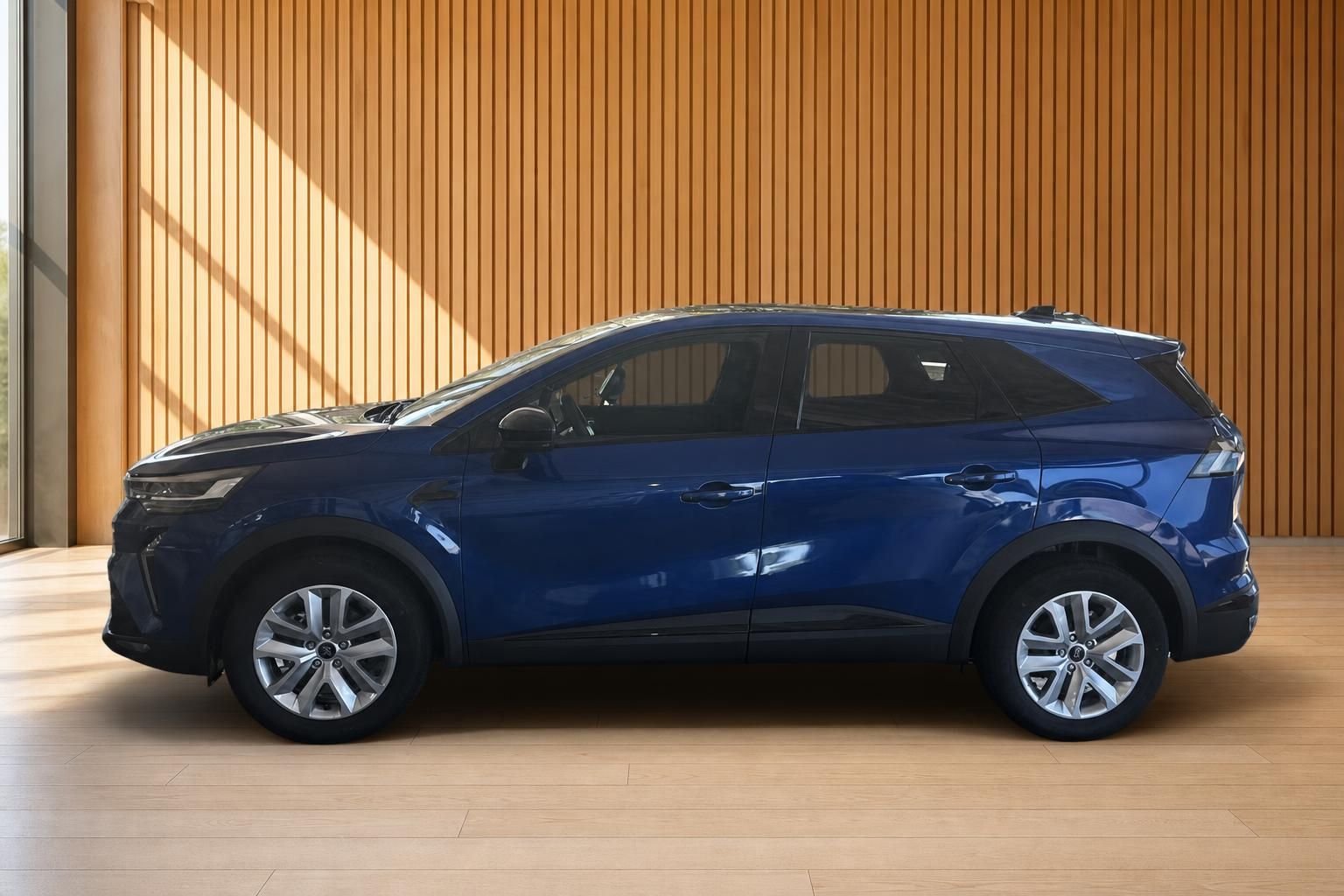 Renault Symbioz blau Seitenansicht links im Showroom