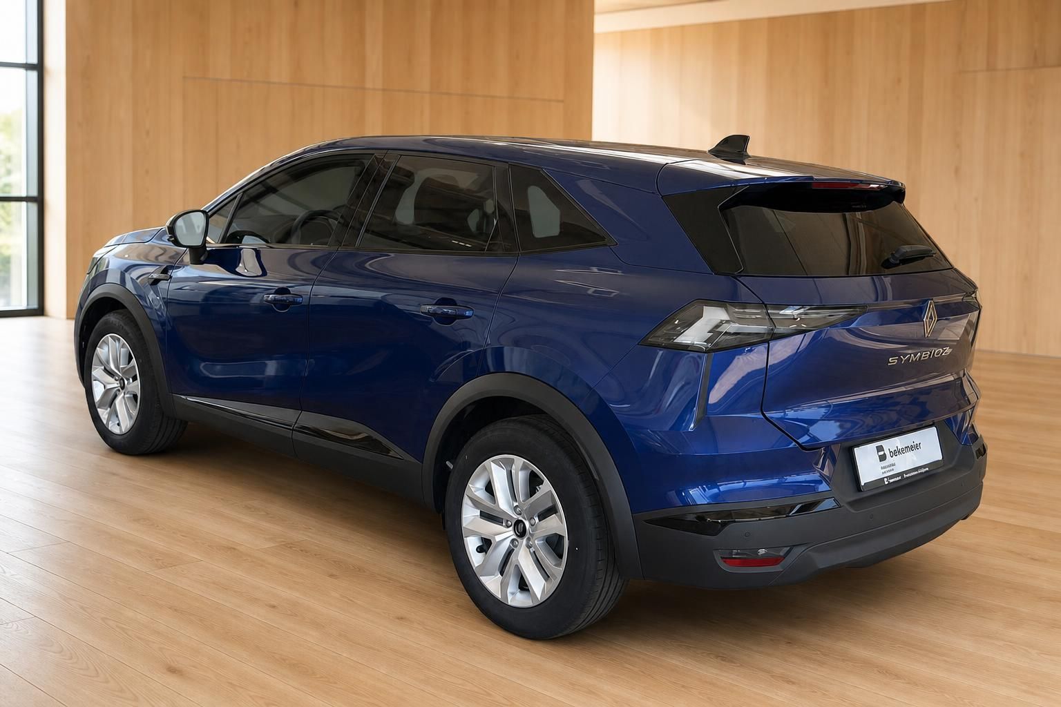 Renault Symbioz blau Heckansicht schräg rechts im Showroom