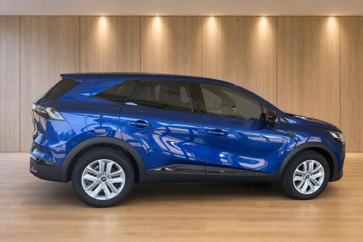 Renault Symbioz blau Seitenansicht im Autohaus – SUV E-Tech Hybrid