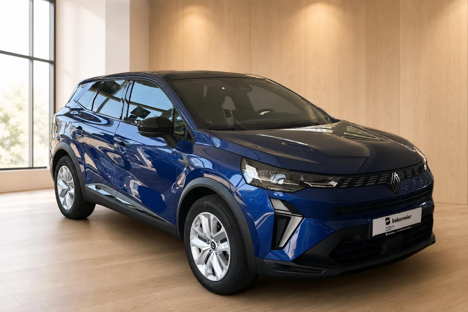 Renault Symbioz blau Frontschräge im Showroom – SUV E-Tech Hybrid kaufen