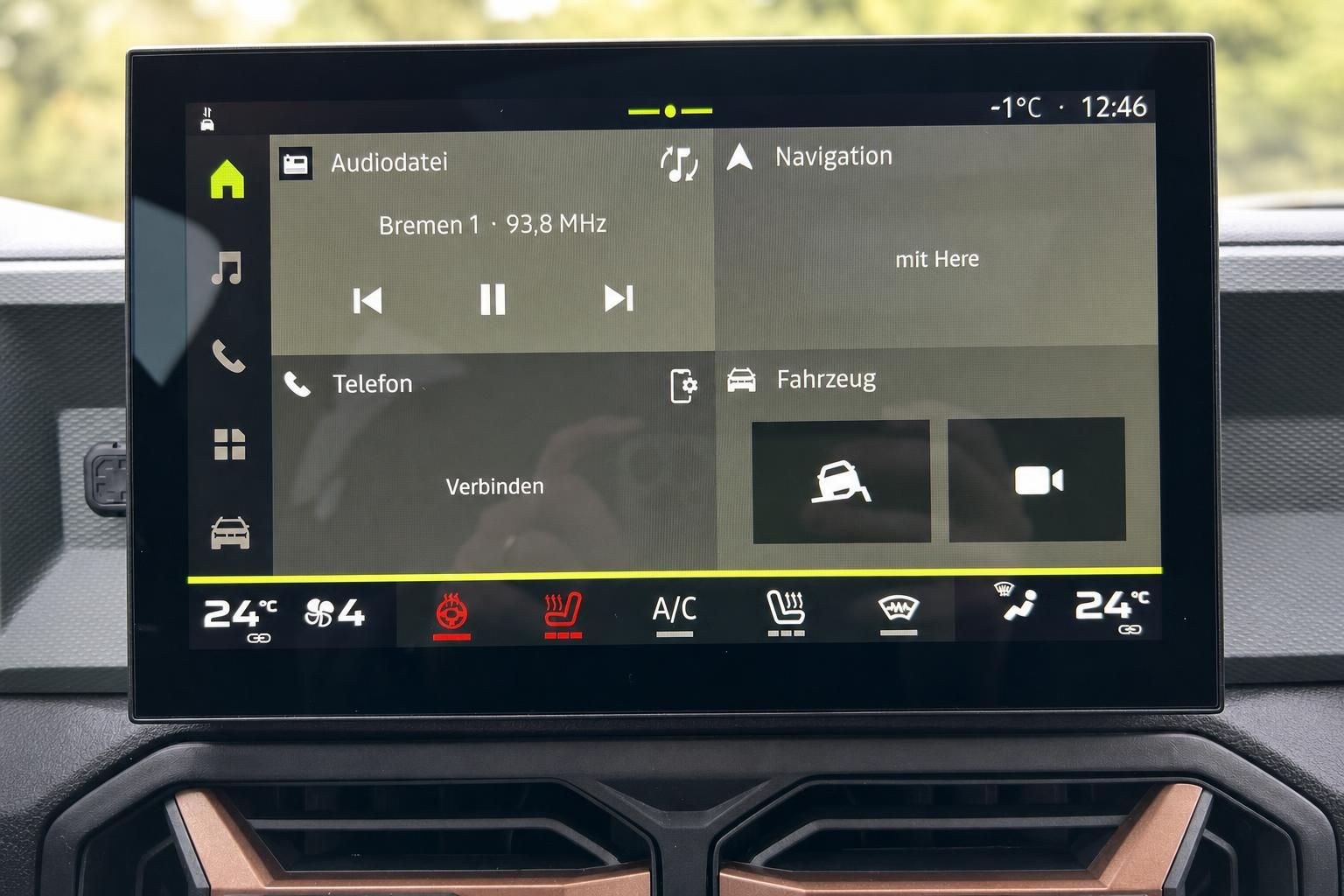 Fahrzeug Infotainment-System mit Navigation und Klimasteuerung im Armaturenbrett