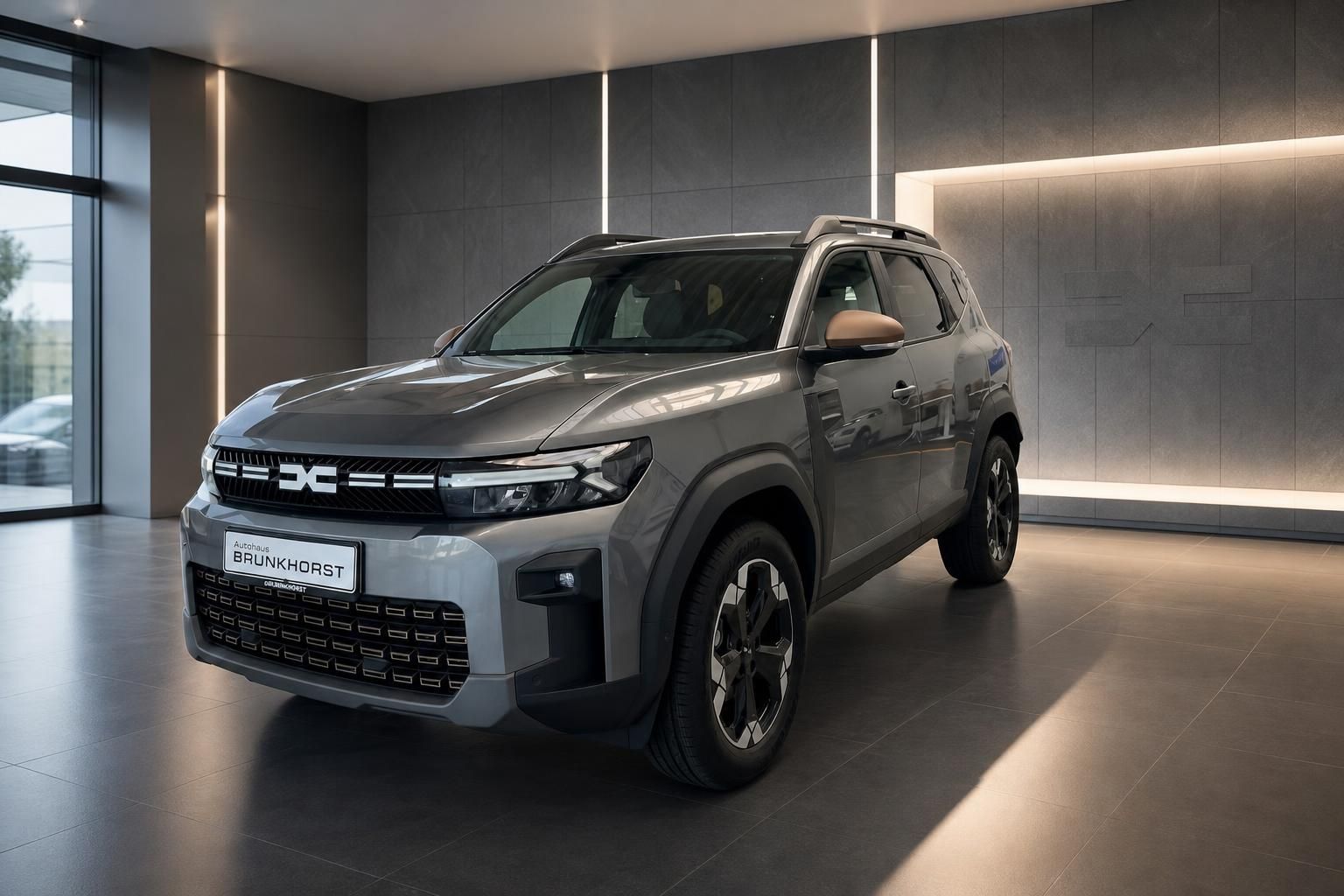 Dacia SUV in grau, Vorderansicht, modernes Design mit charakteristischem Kühlergrill im Autohaus Showroom