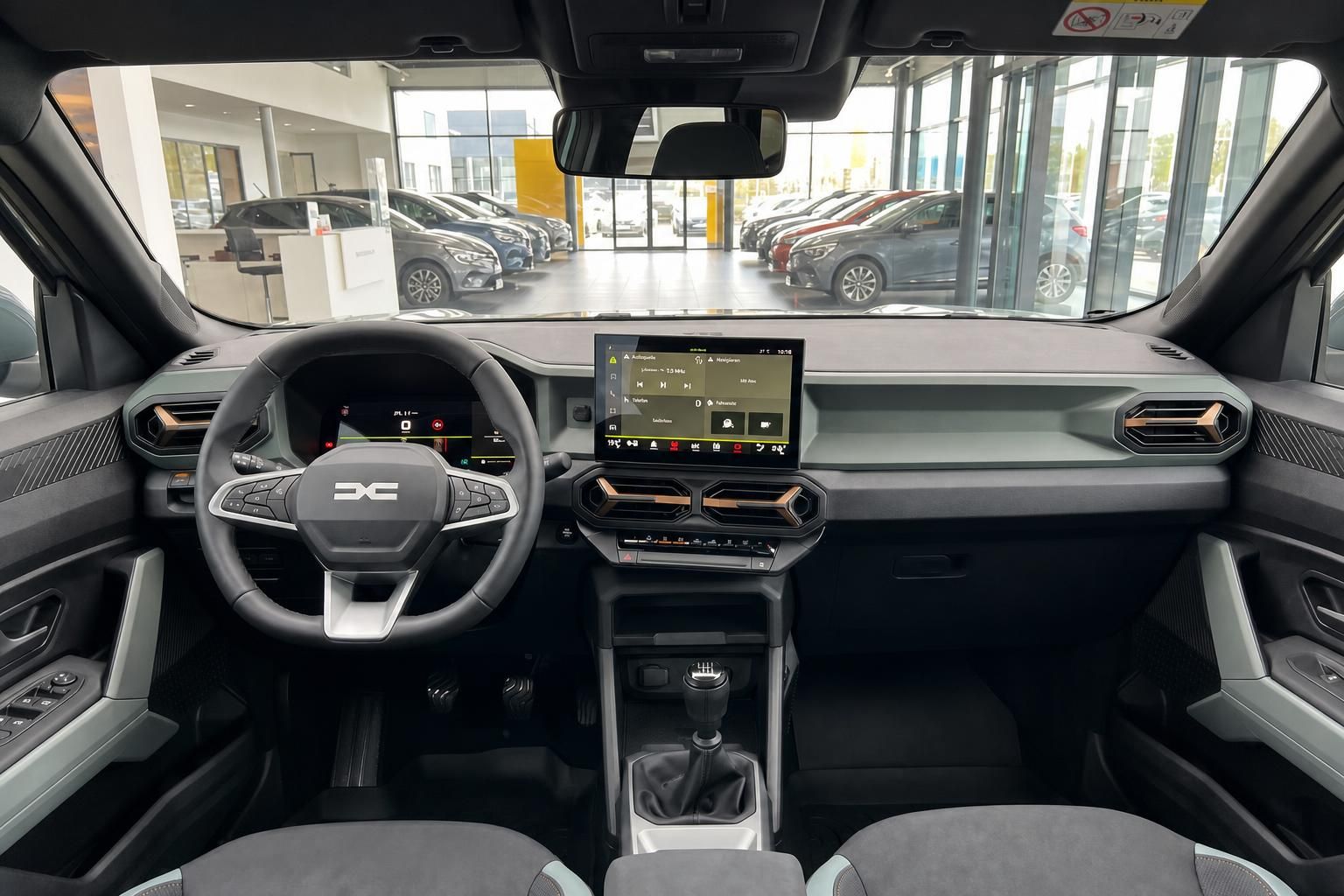 Dacia Innenraum mit digitalem Cockpit, Touchscreen-Display und modernem Armaturenbrett in grau-schwarz