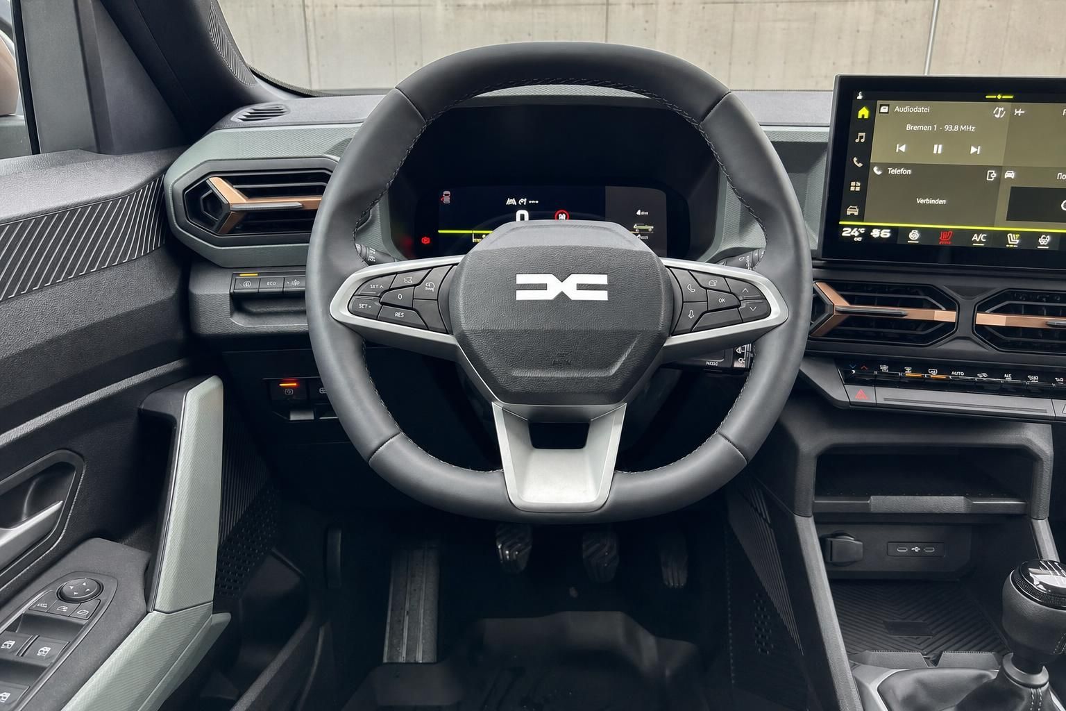 Modernes Fahrzeug-Cockpit mit digitalem Kombiinstrument und Infotainment-Display