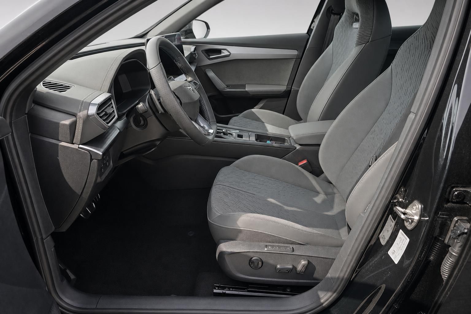 Cupra Innenraum Vordersitze und Cockpit von der Fahrertür aus gesehen