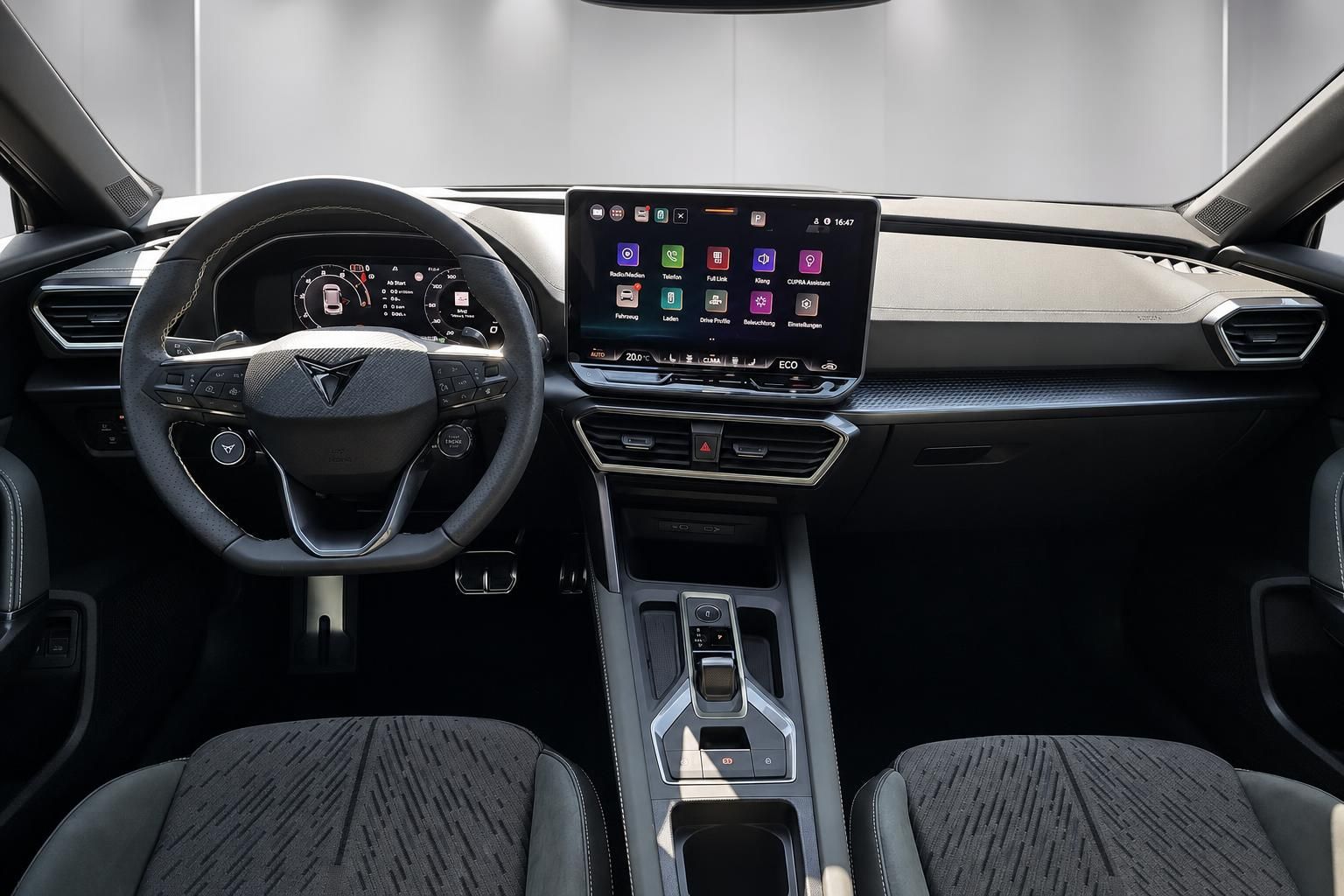 Cupra Cockpit mit Lenkrad, Display und Sitzen im Gesamtblick