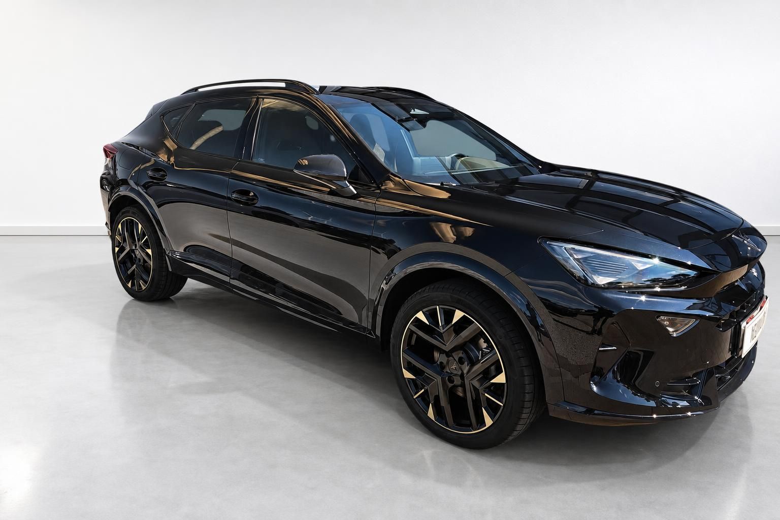 Cupra Formentor schwarz Seitenansicht vorne Studio