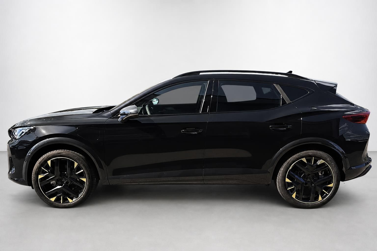 Cupra Formentor schwarz Seitenansicht Studio