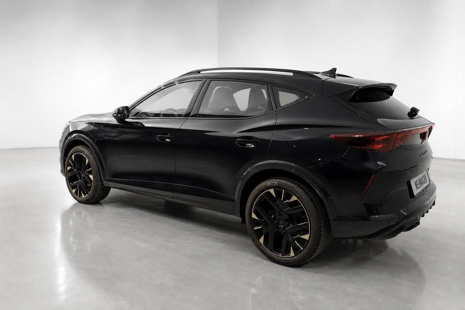 Cupra Formentor schwarz SUV Coupe Heckansicht im Studio