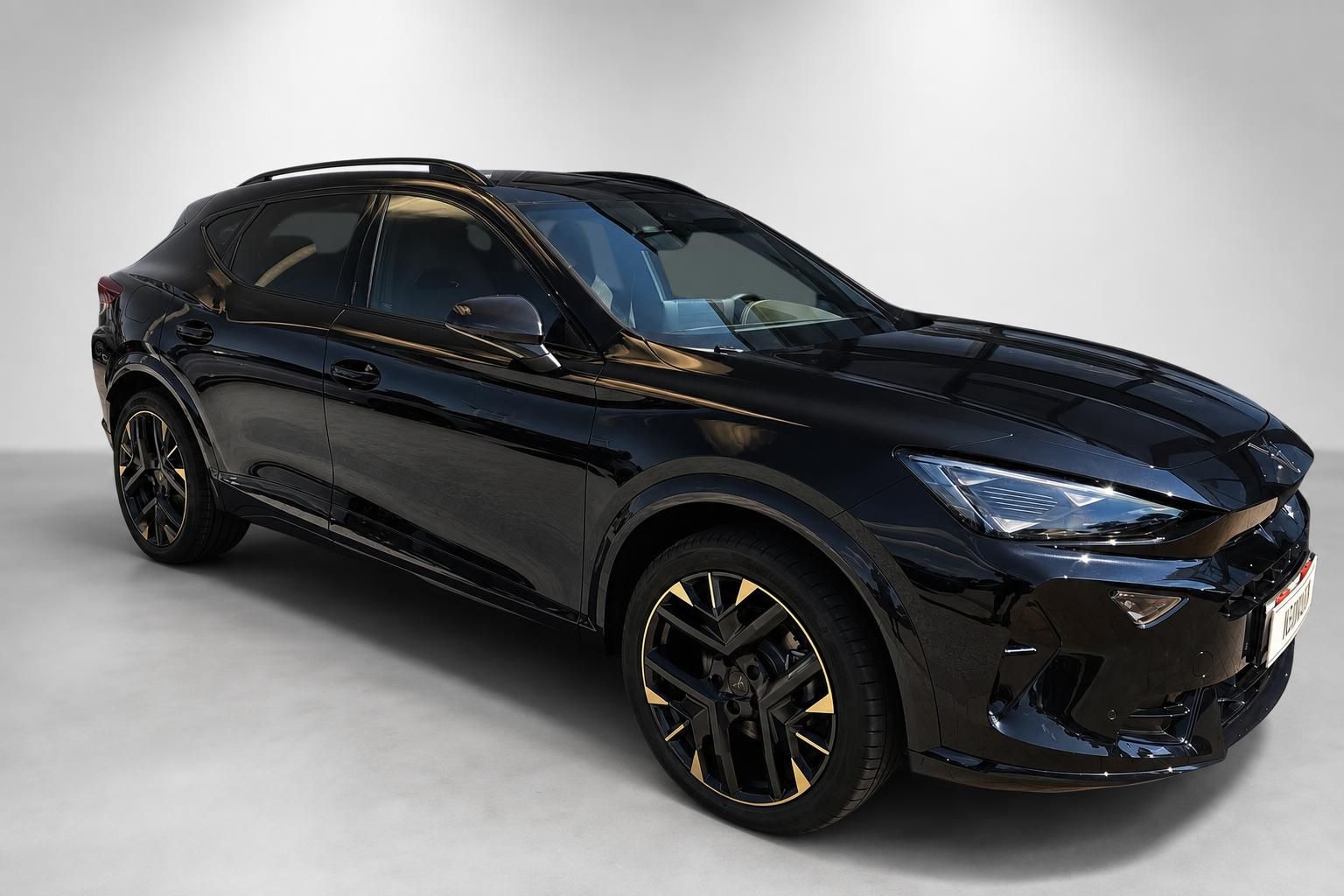 Cupra Formentor schwarz Front-Seitenansicht mit goldenen Felgen