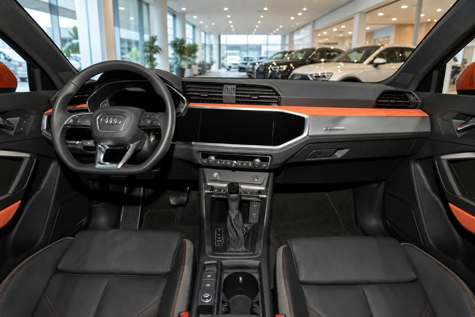 Audi Q3 Innenraum mit Cockpit, Lenkrad und Ledersitzen