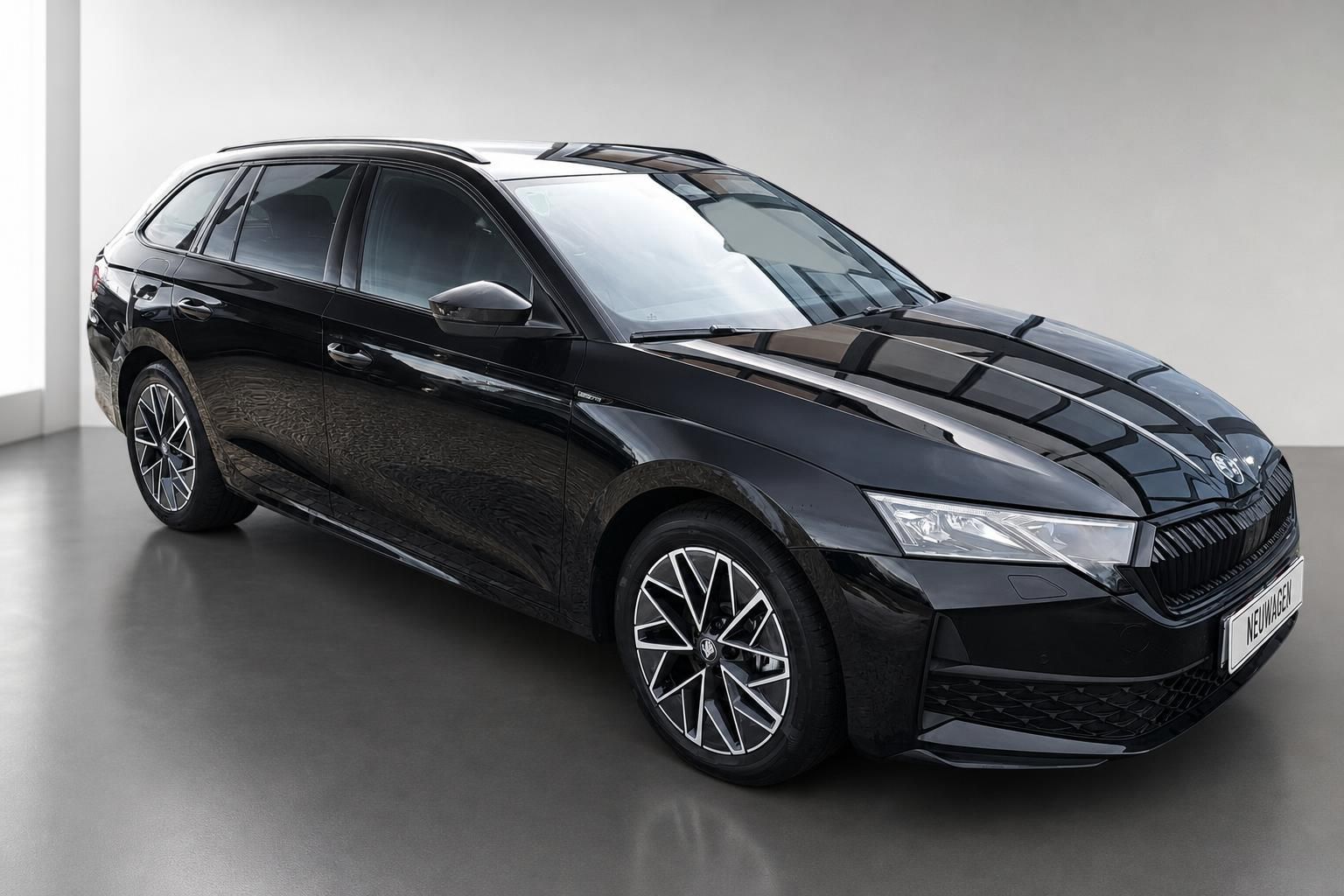 Skoda Kombi schwarz metallic Frontansicht seitlich im Studio