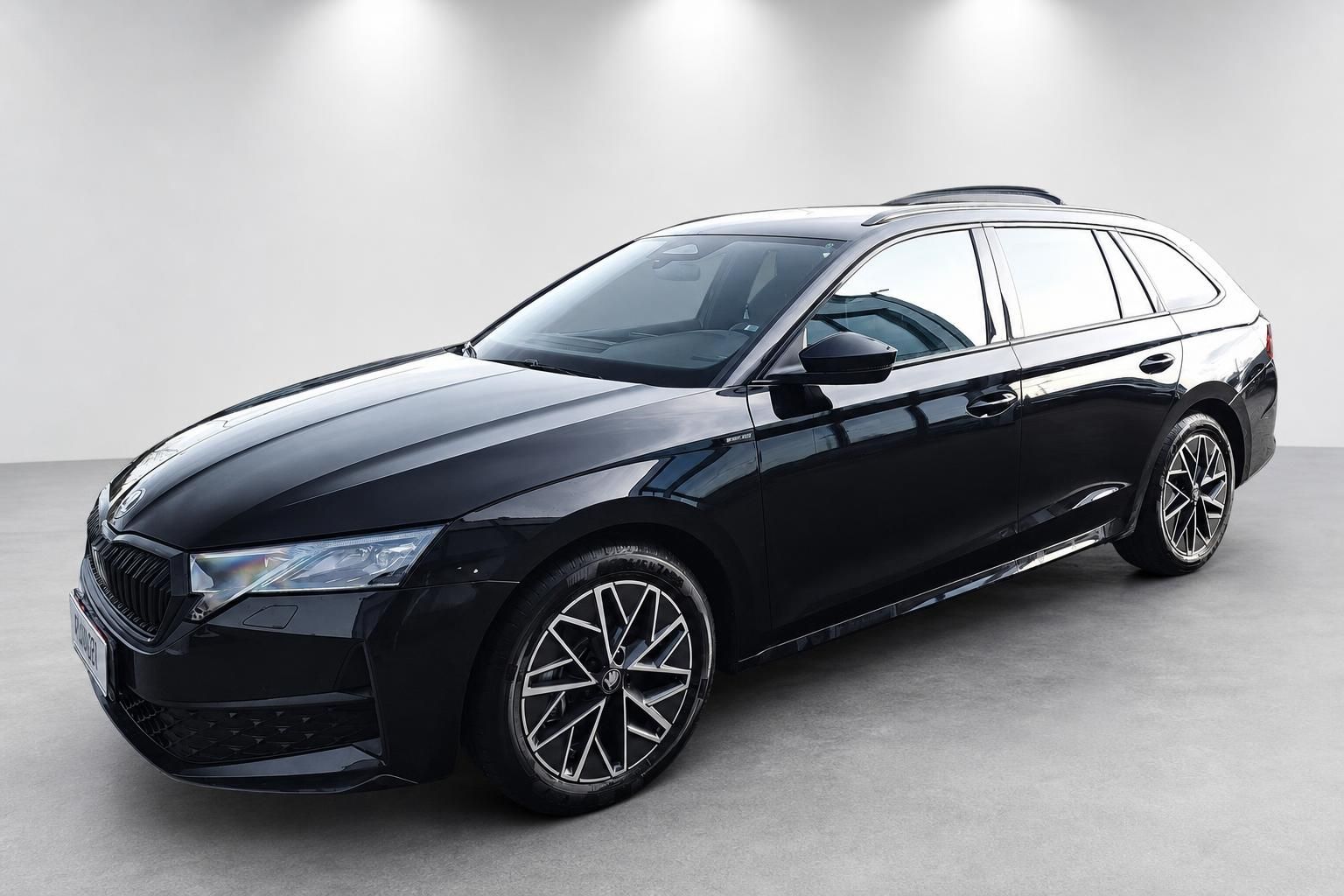 Skoda Kombi schwarz Frontansicht seitlich mit Panoramadach