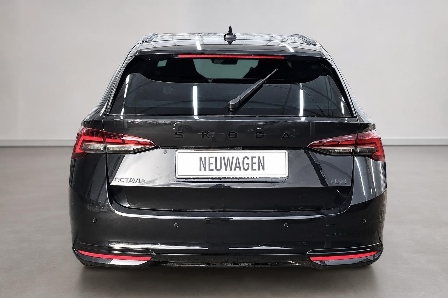 Skoda Octavia Combi 4x4 schwarz, Heckansicht im Studio
