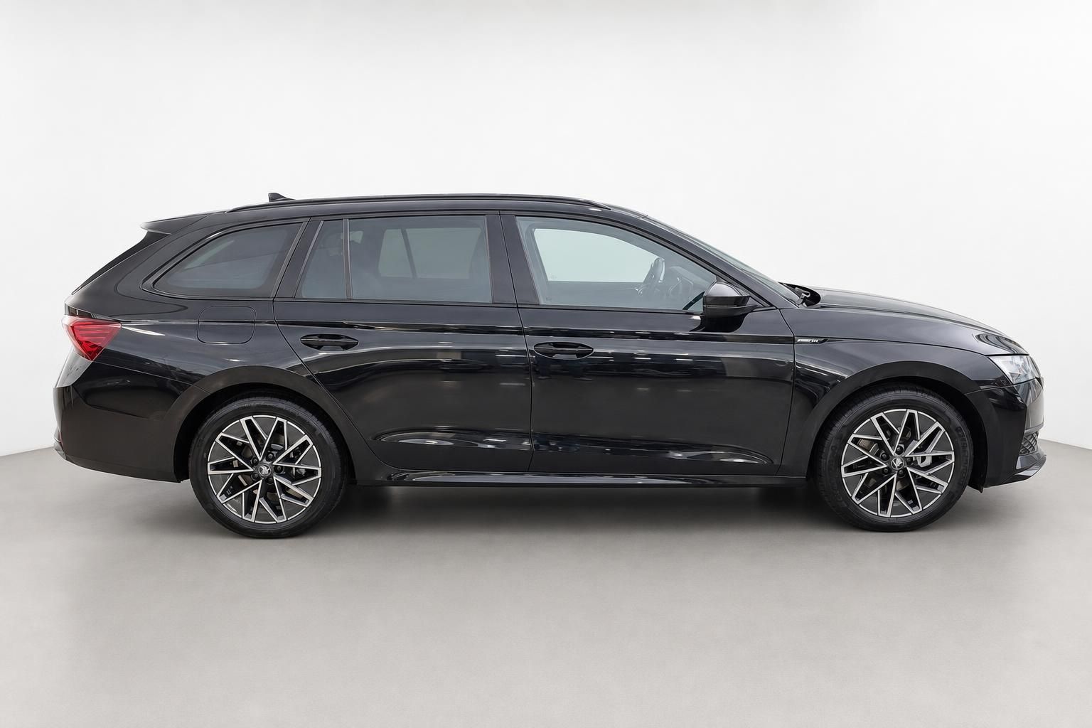 Skoda Octavia Combi schwarz, Seitenansicht im Fotostudio