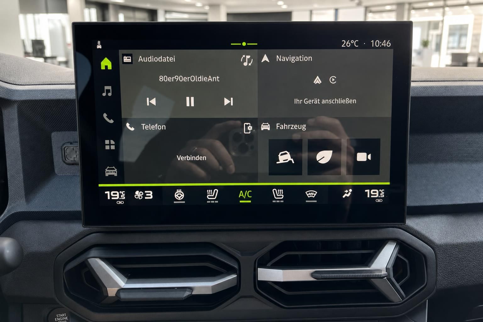 Infotainment-Touchscreen im Dacia mit Navigation und Klimabedienung