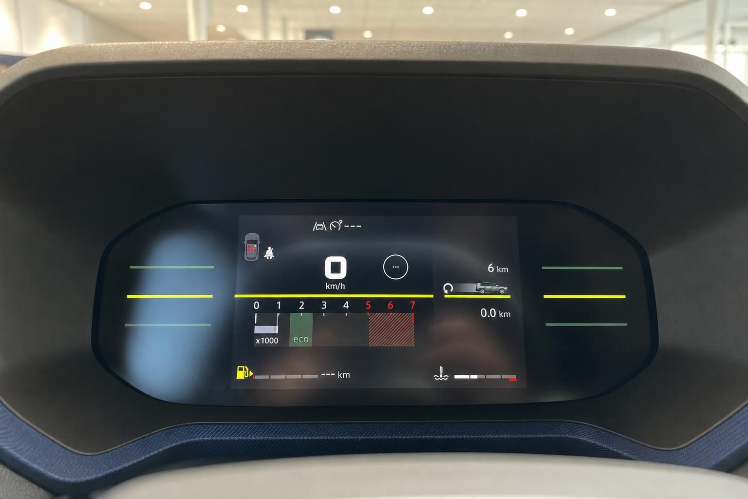 Digitales Kombiinstrument mit Drehzahlmesser und Tachoanzeige im Fahrzeugcockpit