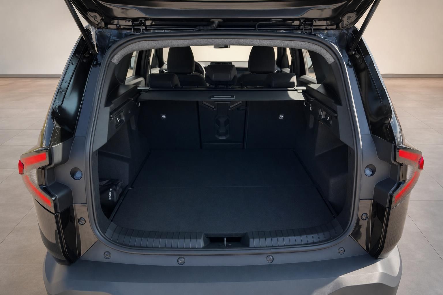 Kofferraum eines SUV mit geöffneter Heckklappe und großzügigem Ladevolumen