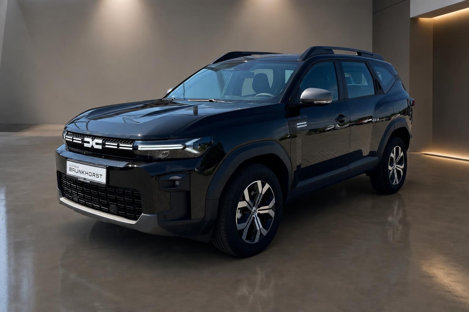 Dacia Bigster schwarz SUV Frontansicht seitlich im Autohaus