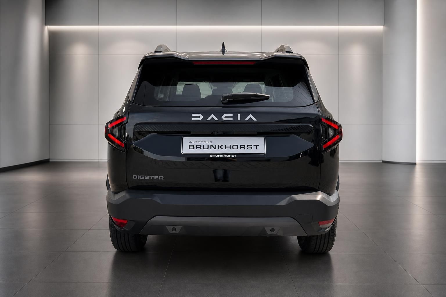 Dacia Bigster schwarz Heckansicht mit Rücklichtern im Showroom