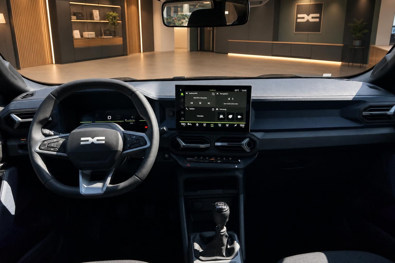 Dacia Cockpit mit Lenkrad, Schaltgetriebe und Touchscreen im Autohaus