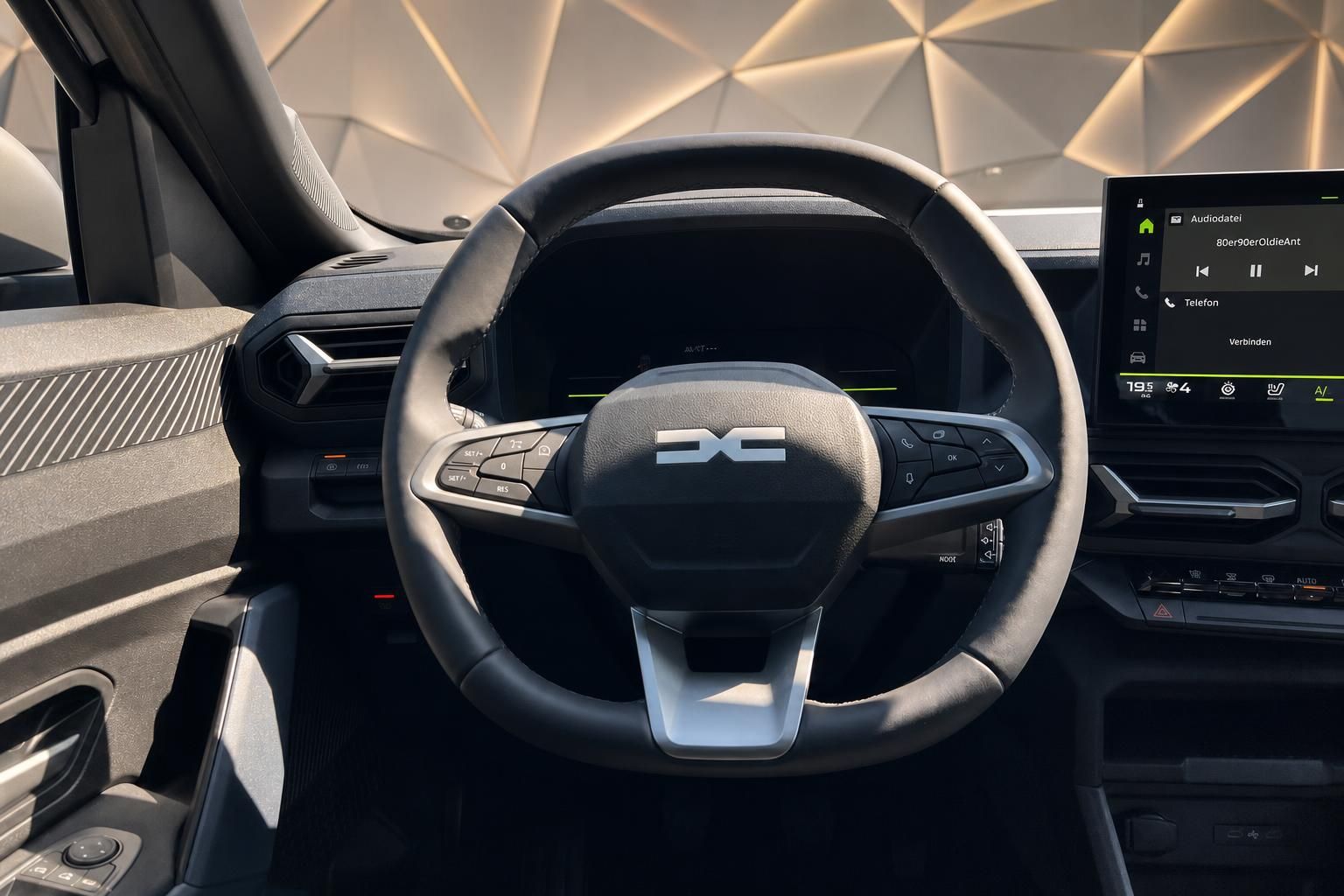 Dacia Lenkrad mit Multifunktionstasten und Infotainment-Display im Cockpit