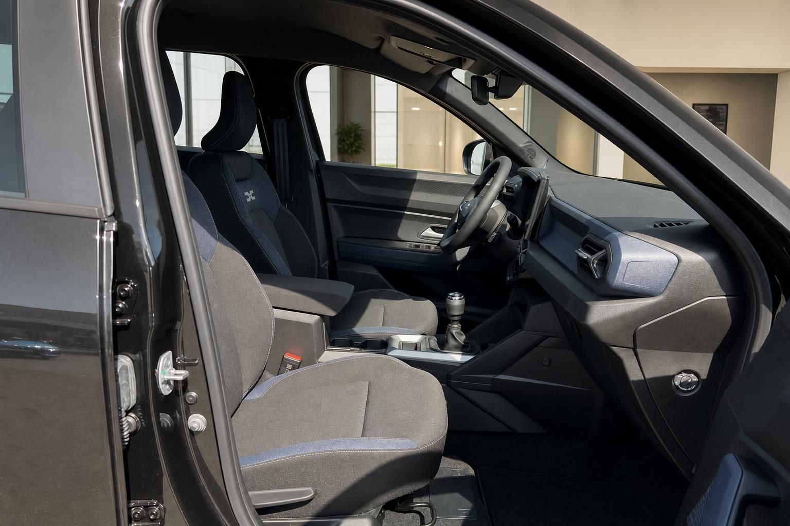 Dacia Bigster Interieur Vordersitze und Armaturenbrett Detail