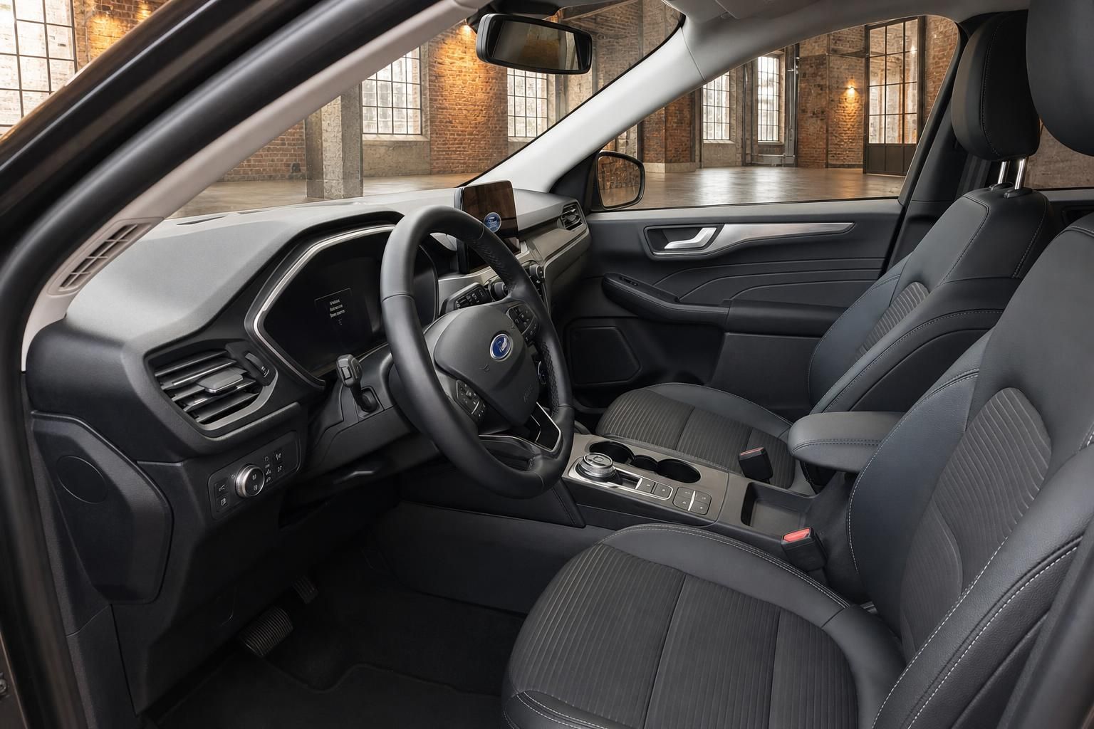 Ford Kuga Innenraum mit schwarzen Ledersitzen und Cockpit