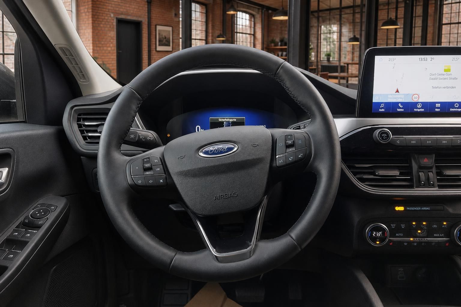 Ford Lenkrad mit Bedienelementen und digitalem Kombiinstrument im Detail