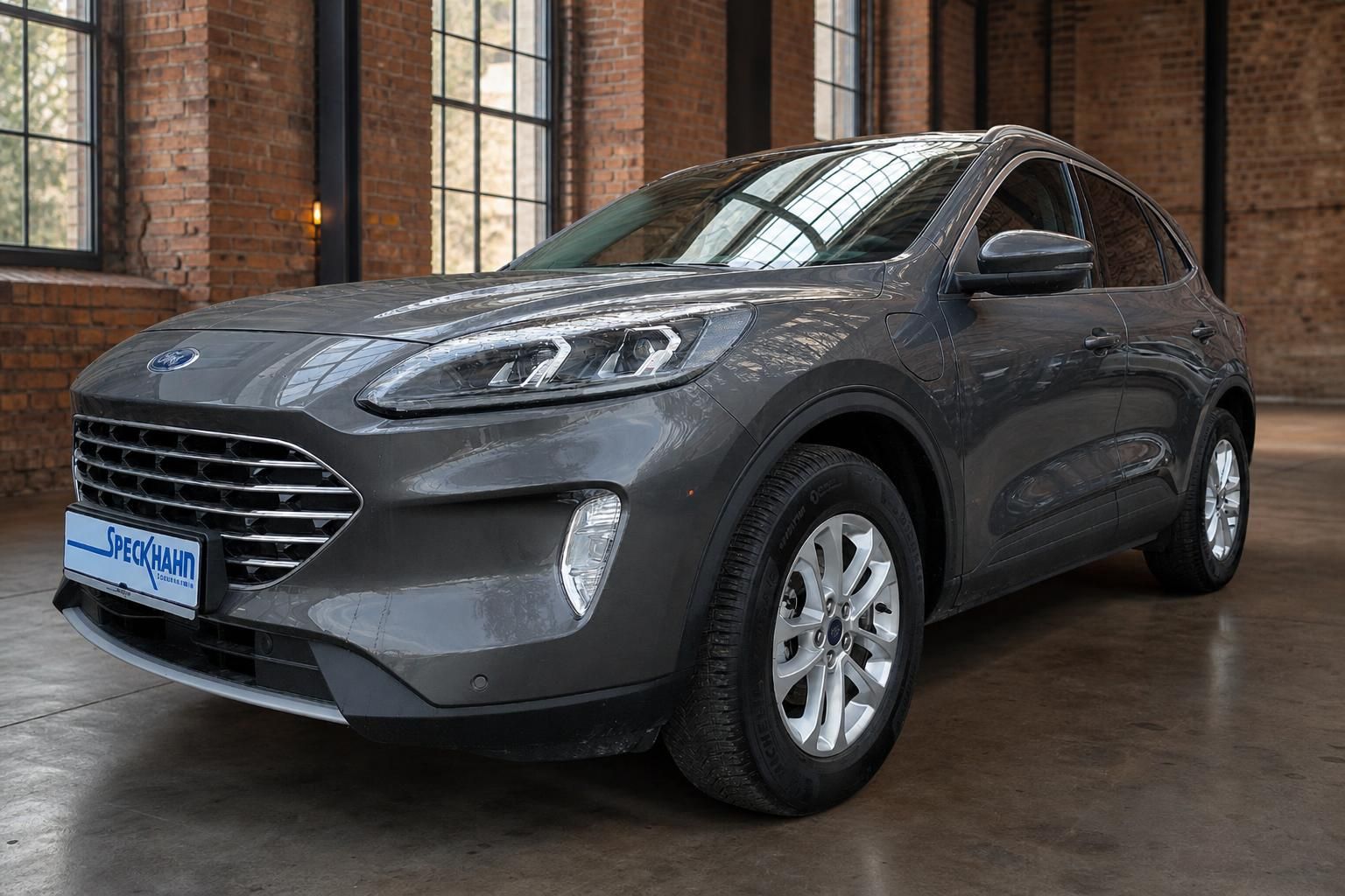 Ford Kuga grau Halbfrontansicht mit Speckhahn Kennzeichenhalter