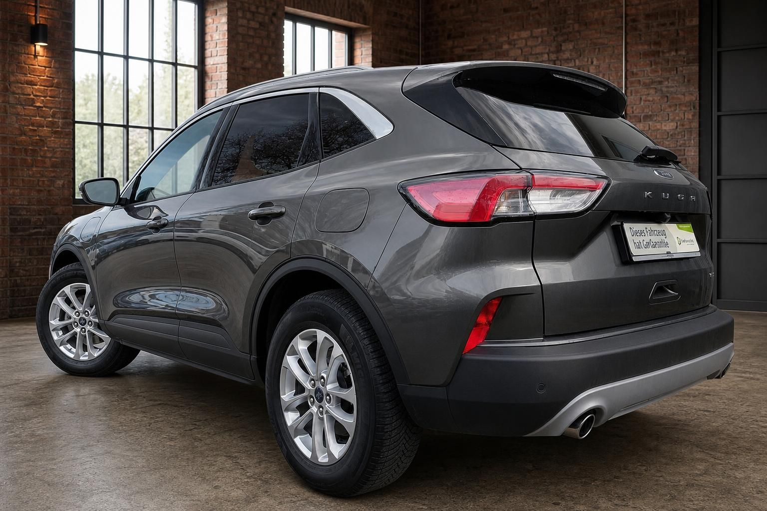 Ford Kuga grau Heck-Seitenansicht mit CarGarantie Kennzeichenhalter