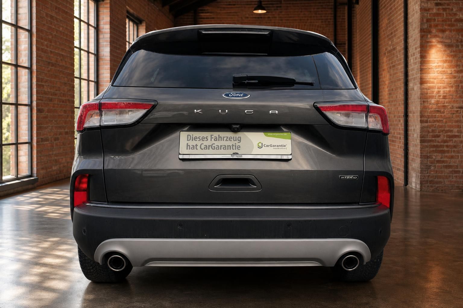 Ford Kuga Hybrid schwarz Heckansicht mit CarGarantie Kennzeichenhalter
