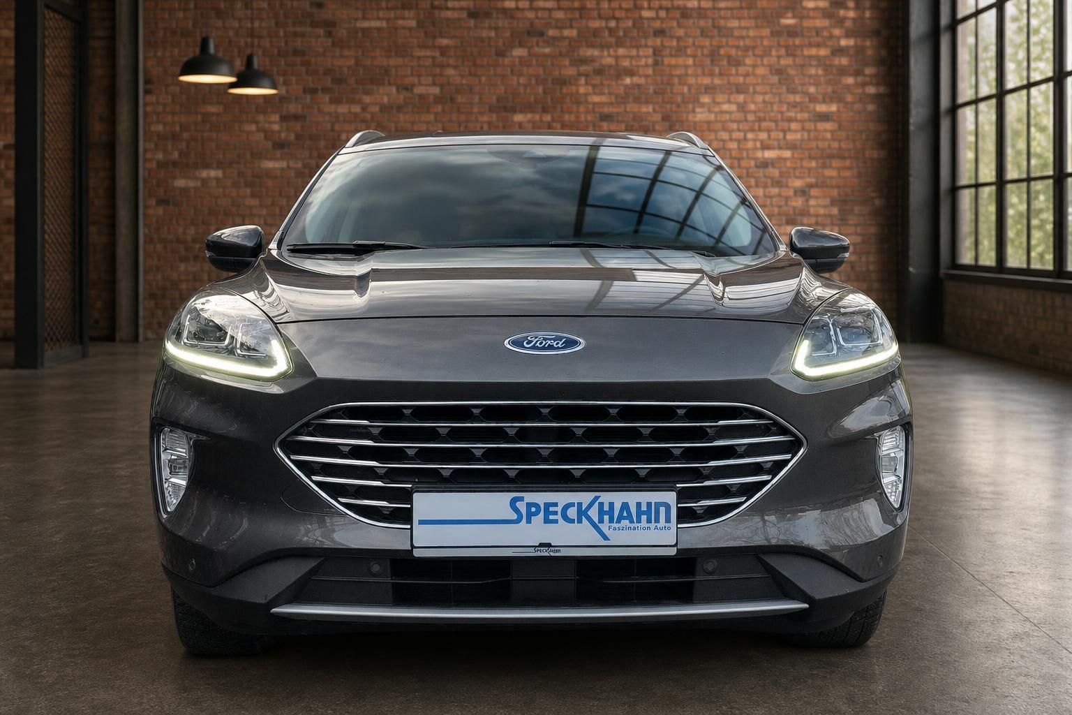 Ford Kuga grau Frontansicht mit Kuehlergrill und LED-Scheinwerfern