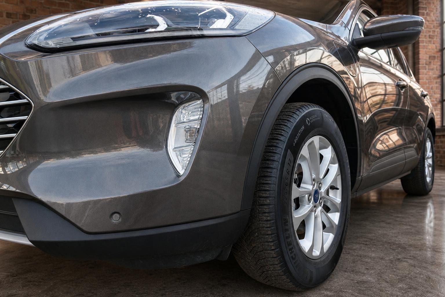 Ford Kuga grau Seitenansicht vorne mit Felge und Scheinwerfer
