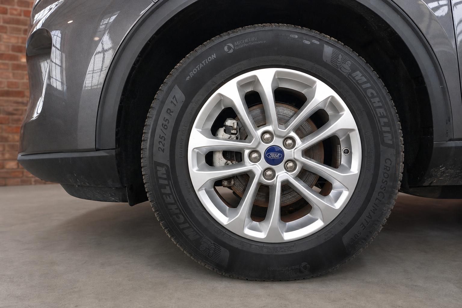 Ford Kuga Detailansicht Leichtmetallfelge mit Michelin Reifen