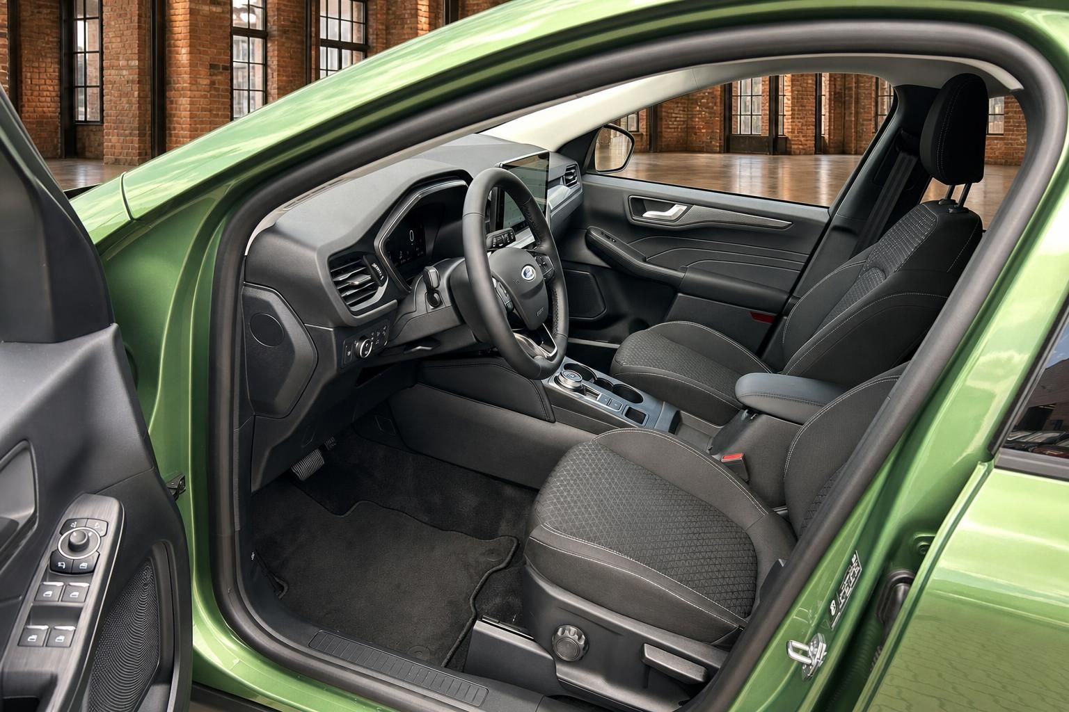Ford Kuga Innenraum – Cockpit mit Lenkrad, Touchscreen, Sitze und Mittelkonsole