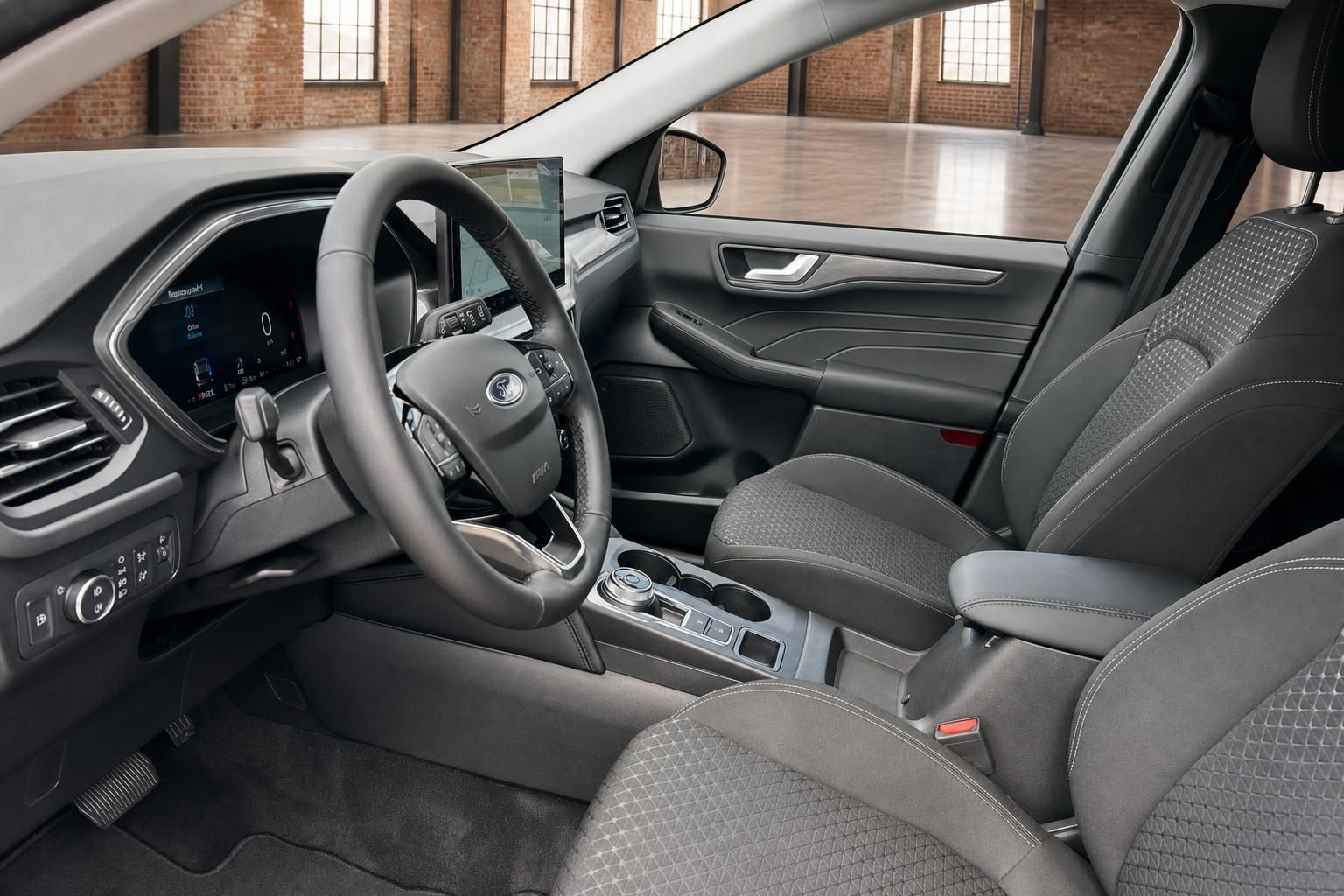 Ford Innenraum Cockpit mit Lenkrad, Touchscreen und Mittelkonsole – Fahrersitz Ansicht