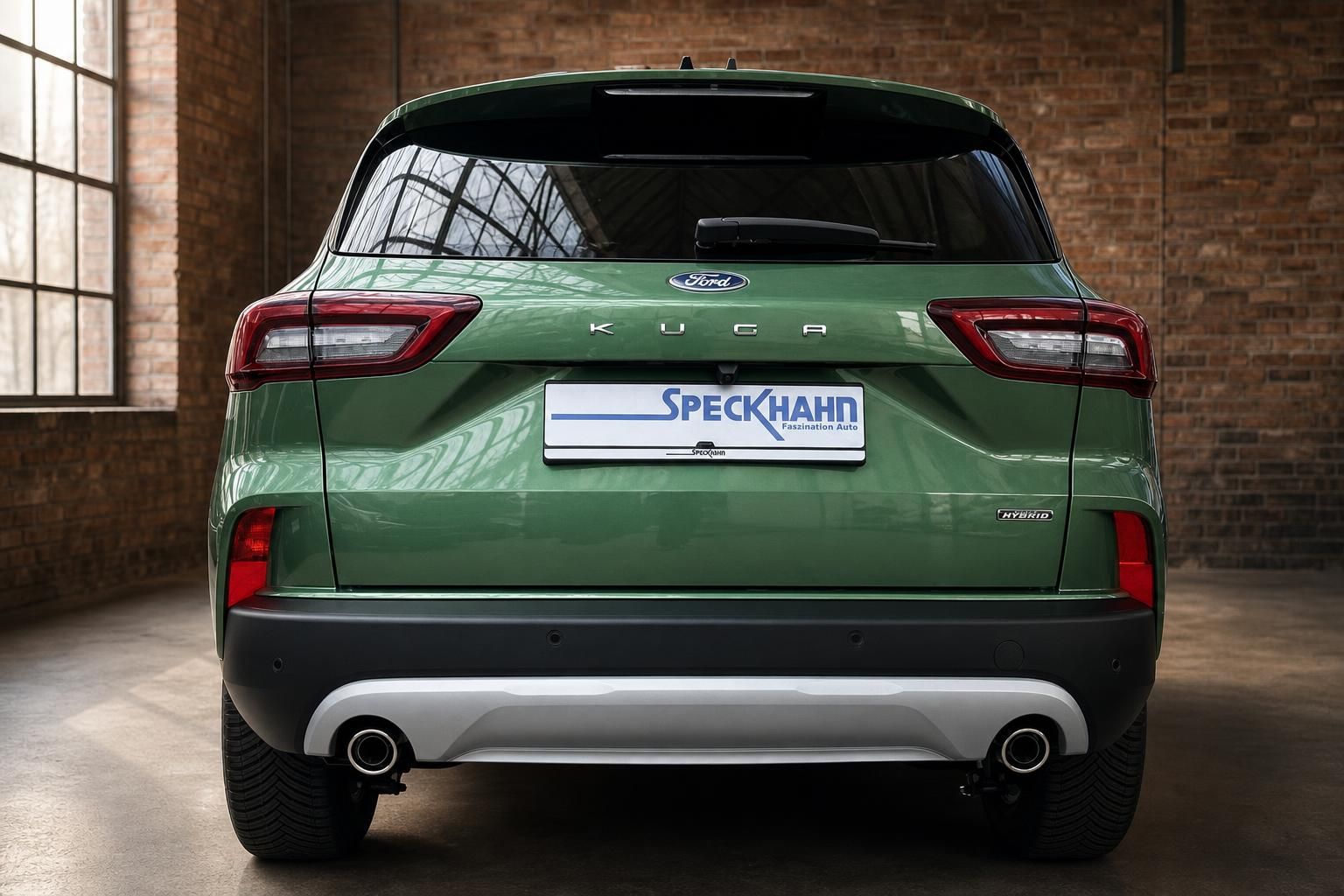 Ford Kuga Hybrid grün – Heckansicht gerade, Kennzeichenhalter Speckhahn